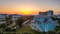 Top Floor Corner Condo with sweeping views of Perdido Key 100ft to the Beach!