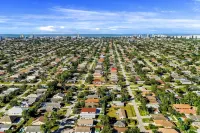 Luxurious Modern 4BR, Heated Pool near Beach and Mercato! Newly Renovated!