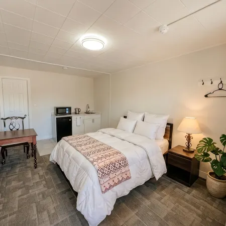 6267 Persepolis Inn