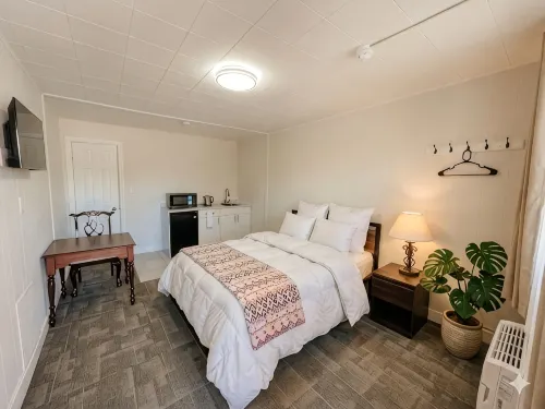 6267 Persepolis Inn