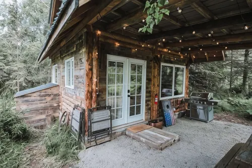 Relax at this cozy, well appointed cabin located in sunny Knik, Alaska.