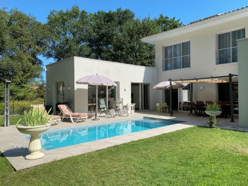 Modern house with swimming pool near the coast - Swimmingpools