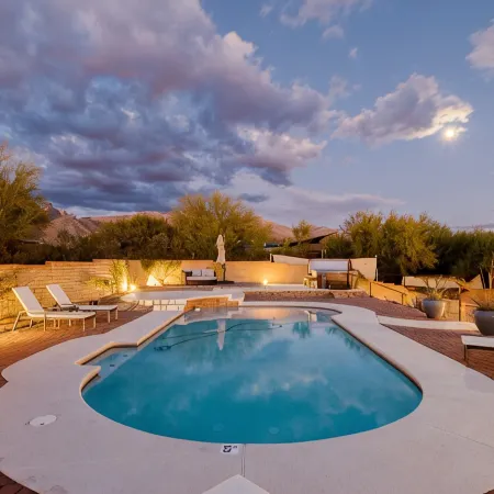 Mtn views, pool, hot tub, fire pit / 2 King suites / game room / modern & luxe