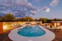 Mtn views, pool, hot tub, fire pit / 2 King suites / game room / modern & luxe