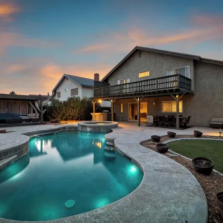 Cozy 4Bd House,10Mins to Las Vegas Strip,20Mins to Airport!Salt Water Pool &Spa!