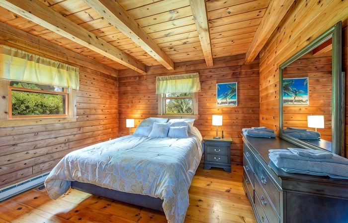 Bay-View. Waterfront Log cabin on the bay. Pet Friendly.