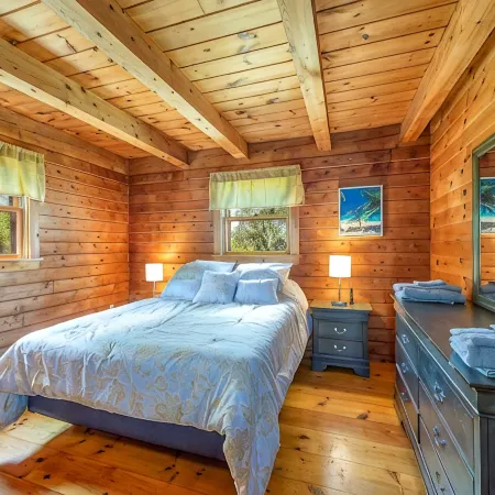 Bay-View. Waterfront Log cabin on the bay. Pet Friendly.