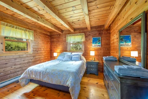 Bay-View. Waterfront Log cabin on the bay. Pet Friendly.