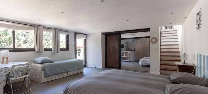 A 10 mn walk from the beach with view on the cap canaille house of 100 m2 Hotels in Cassis