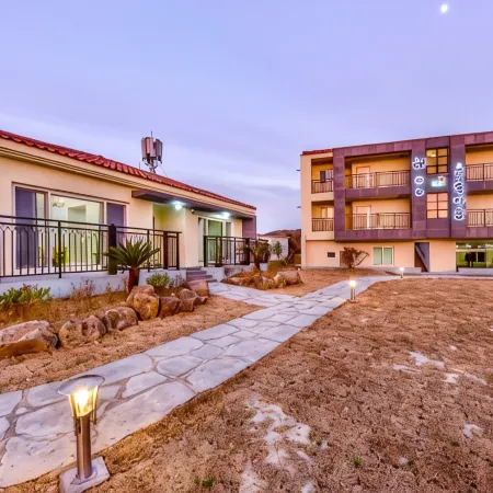 Seogwipo Sunrise Green Village Pension Отели рядом с достопримечательностью «Хон-Инджи»