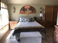 3 Br Log Cabin,  6 Miles West of Custer. Secluded and Ready for You and Your Pet - Chalets