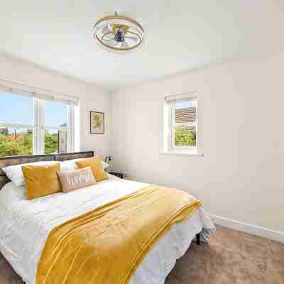 Radiant Retreat Ideal for LegoLand, Windsor, & LHR Rooms