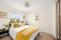 Radiant Retreat Ideal for LegoLand, Windsor, & LHR - Boutique