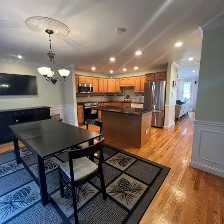 Huge Single Family Retreat-Work-Vacation-Near Convention Center & South Station