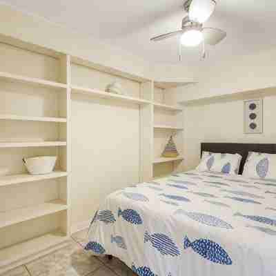 5 minutes walk to beach 4BR/2baths Rooms
