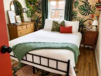 Private 2nd Story Apartment in the Heart of Long Beach- Pura Vida! Hotels in Long Beach