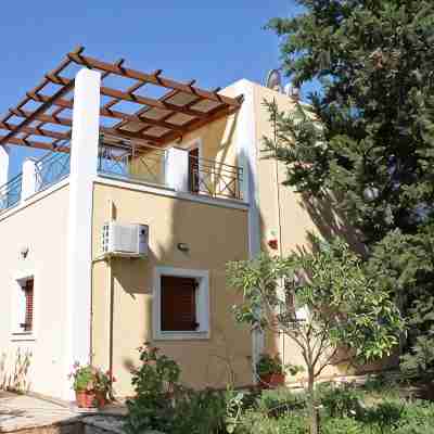 Spacious Villa for 6 with Private Pool & Large Garden, 400m from the Beach Hotel Exterior