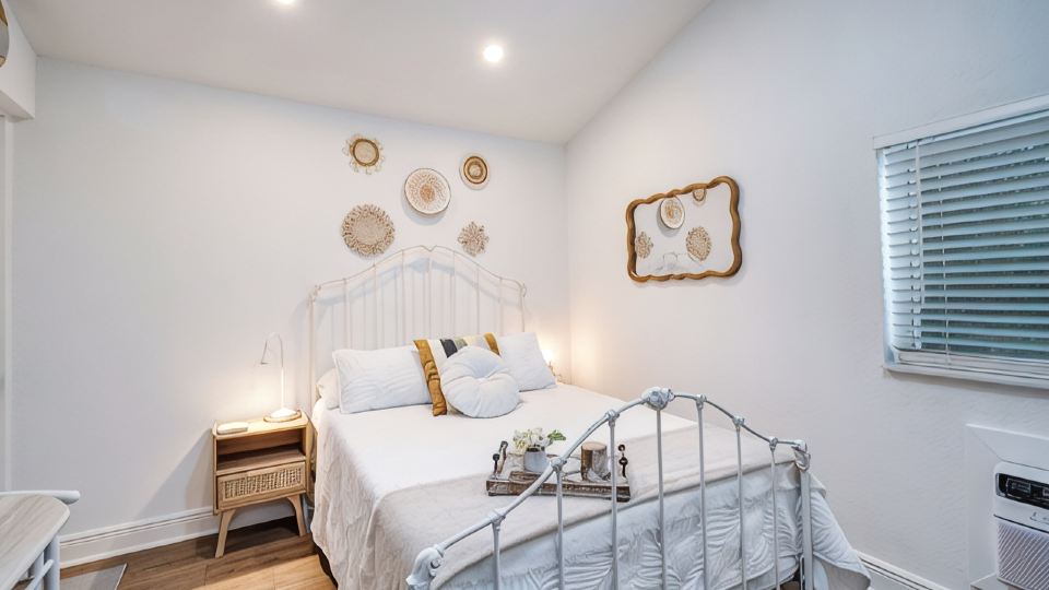 Cozy Studio Just 5 Minutes from Miami Airport! Comes with 1 Free Parking Space.