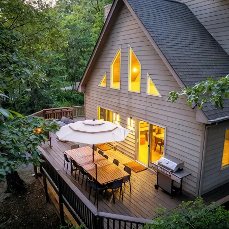 Mountain Retreat: HotTub, Game Room, Family & Pet-Friendly, 3 King Beds