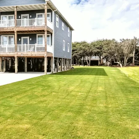 DownWinder- Spacious 3 BR House - Walk to Beach