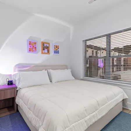 3/3 sauna, arcade, play couch, 70" TV, fire pit, balconies, 6 min from downtown