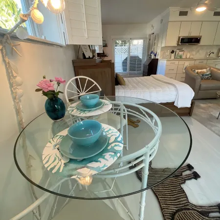 Closest studio to Vanderbilt Bch, lovely remodel, yard, has everything & extras!