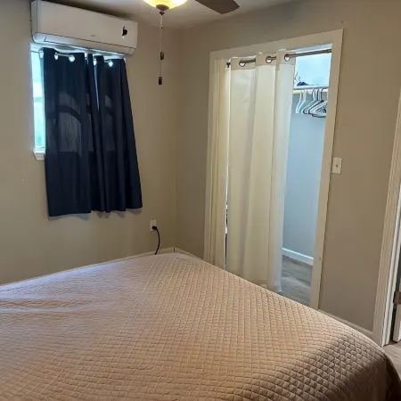 Fishing Camp 1-bedroom/Loft cabin in delightful Brookeland with AC, WiFi