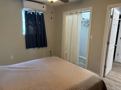 Fishing Camp 1-bedroom/Loft cabin in delightful Brookeland with AC, WiFi