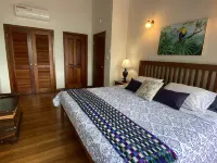 Walk to Village Beach Front Modern Home with Pool and Privacy - สระว่ายน้ำส่วนตัว