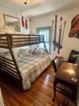 Spacious Vintage Getaway. Walkable!
