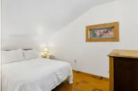 Picturesque Cabin - Lake Access, Arcade, Fireplace - balcony