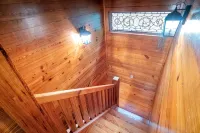 Helen's Newest Riverfront Rental on the Chattahoochee River - シャレー