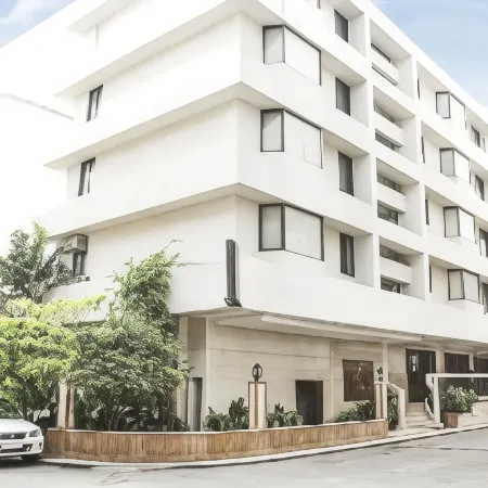 Hotel Parle International Отели рядом с достопримечательностью «Пляж Джуху»