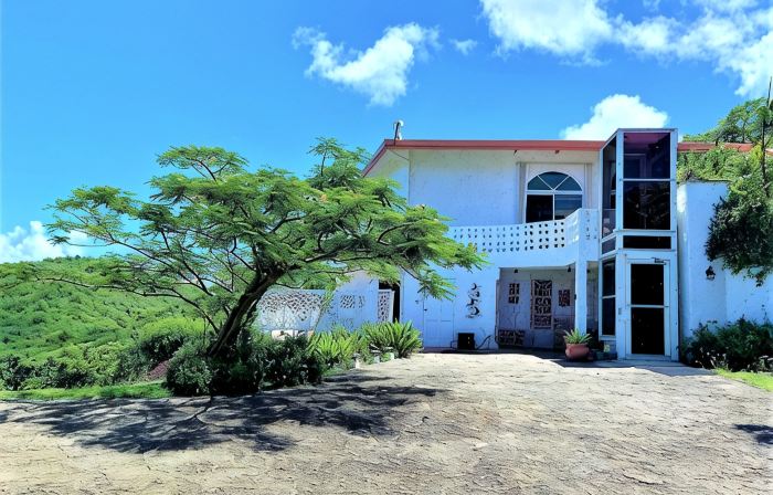 Sunshine & Happiness! 2 BR Home, pool & ocean view