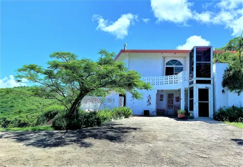 Sunshine & Happiness! 2 BR Home, pool & ocean view