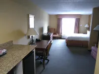 Baymont by Wyndham Clinton - parking