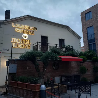 Hotel Lions 阿布拉巴里区附近的飯店