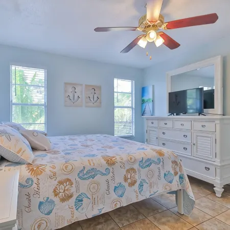 A Lazy River Day & Night 4 Bedrm w lazy river heated pool! Bikes & Beach Gear!