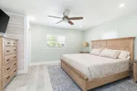 Waterfront, oceanview renovated pvt. 3 bedroom, 3.5 bath with pool and dockage. - 4-Star