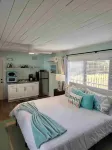 Slice of Paradise: Tropical Studio in Downtown Historical River District - Condos