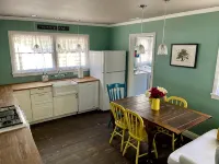 Charming Cottage Walking Distance to Downtown! 2 King beds and gas fire pit - 3つ星
