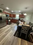 Hayden's Getaway: Sleep 6, Charming & Spacious - Kitchens