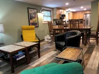 Fresh, nicely finished, three-bedroom cabin on the Baileys Trails! - Alphydda