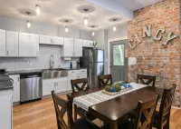 Prime Walk to Cincinnati Zoo & Botanical Garden –Steps to UC, Short Vine & More! - Homestays