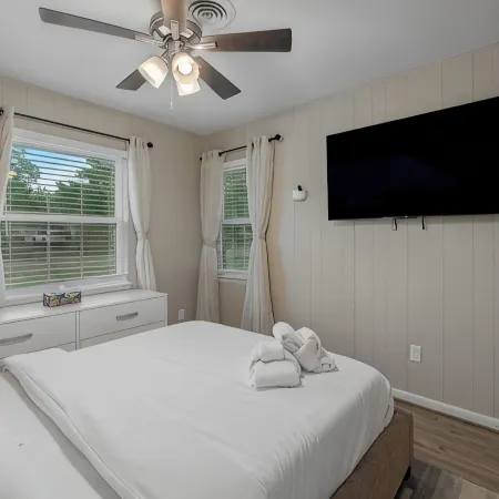3-Bed Haven - 6 pple Hot tub, King bed, Pool & ping pong table, Grill, Fire pit