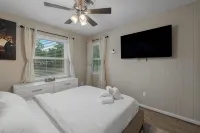 3-Bed Haven - 6 pple Hot tub, King bed, Pool & ping pong table, Grill, Fire pit