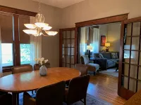 Beautiful Craftsman home near C-Street for you and your pets! - 방갈로