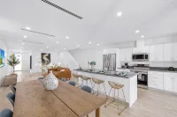 Up to 12 guest Modern Villa near Wynwood!