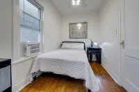 Walkable Chicago Retreat : Cozy 2Br w/ Porch : Near Transit, Dining & Stadiums