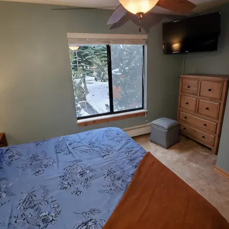 Minutes from Downtown Truckee! Biking, hiking, shopping, restaurants...